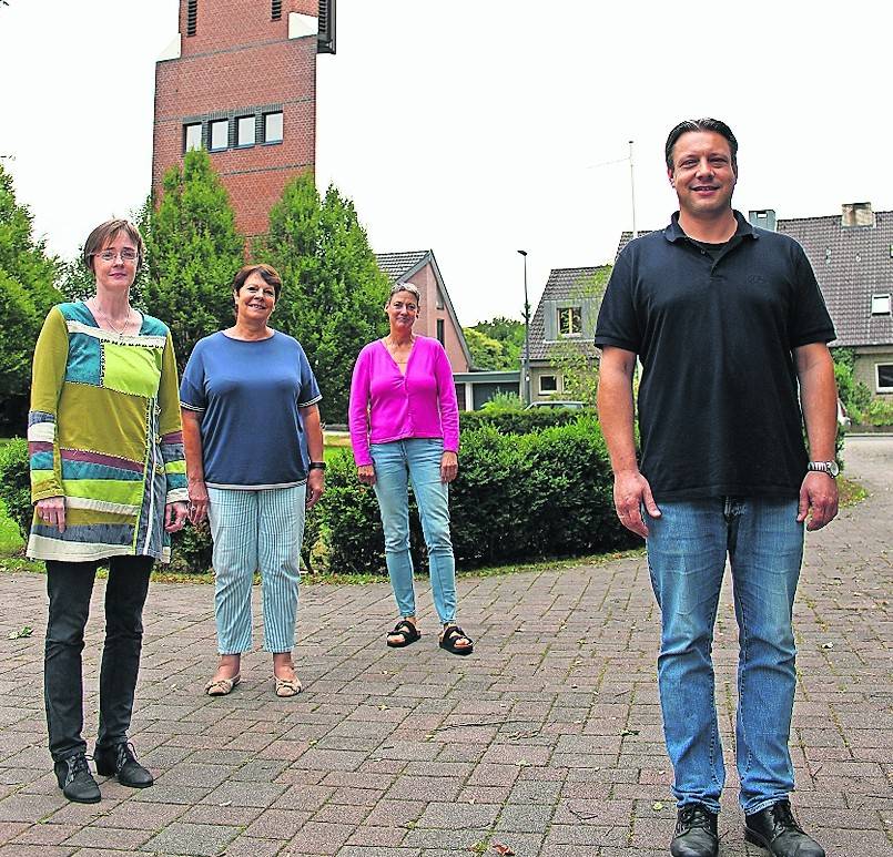  Freuen sich über die neue tatkräftige Unterstützung im Team (von links): Pfarrerin Karin Schwark (Pfarrbezirk 2/Versöhnungskirche), Helmtrud Beisler (Vorsitzende Presbyterium), Pfarrerin Heike Gabernig (Pfarrbezirk 1/Kreuzkirche) und Kristopher Kroll (Erwachsenen- und Seniorenarbeit). 