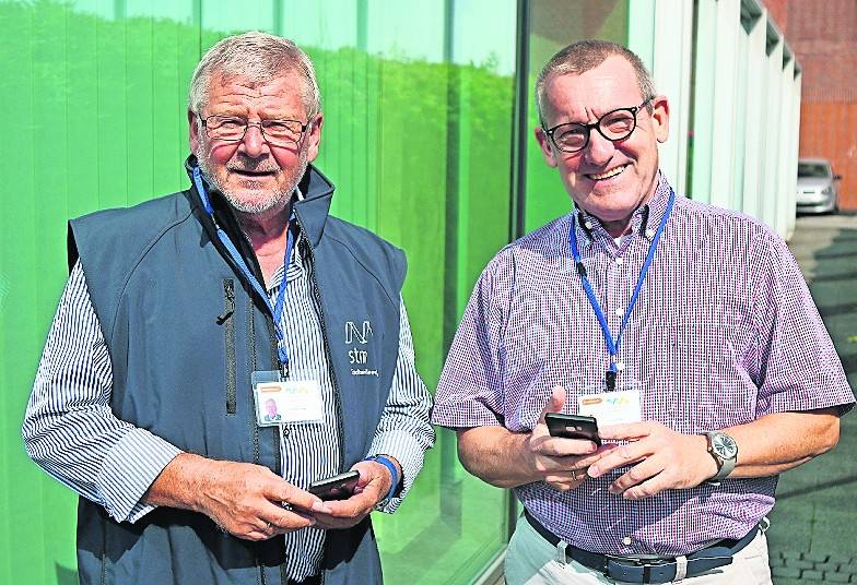  Volker Schäfer und Lothar Frey lesen im Auftrag der Stadtwerke von Ende August bis Ende September die Zähler ab (von links) 