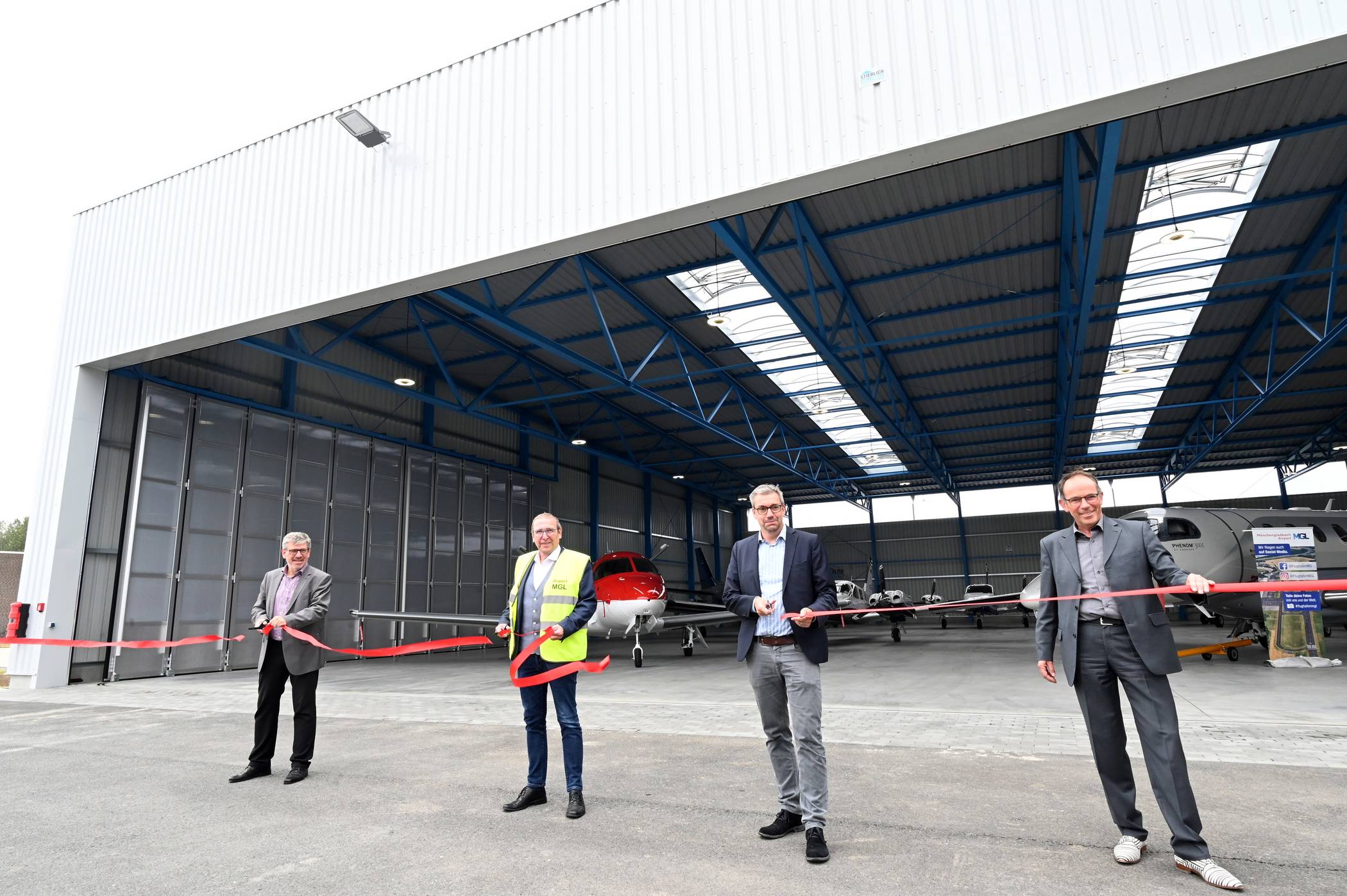  Die beiden Geschäftsführer der Flughafengesellschaft, Dr. Ulrich Schückhaus und Franz-Josef Kames, Prokurist David Bongartz und Rolf Theißen, Geschäftsbereichsleiter der EWMG (v.l.), eröffneten Montag den neuen Hangar. 