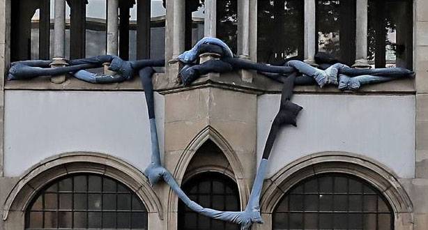 Ungetüm aus Jeans-Hosen