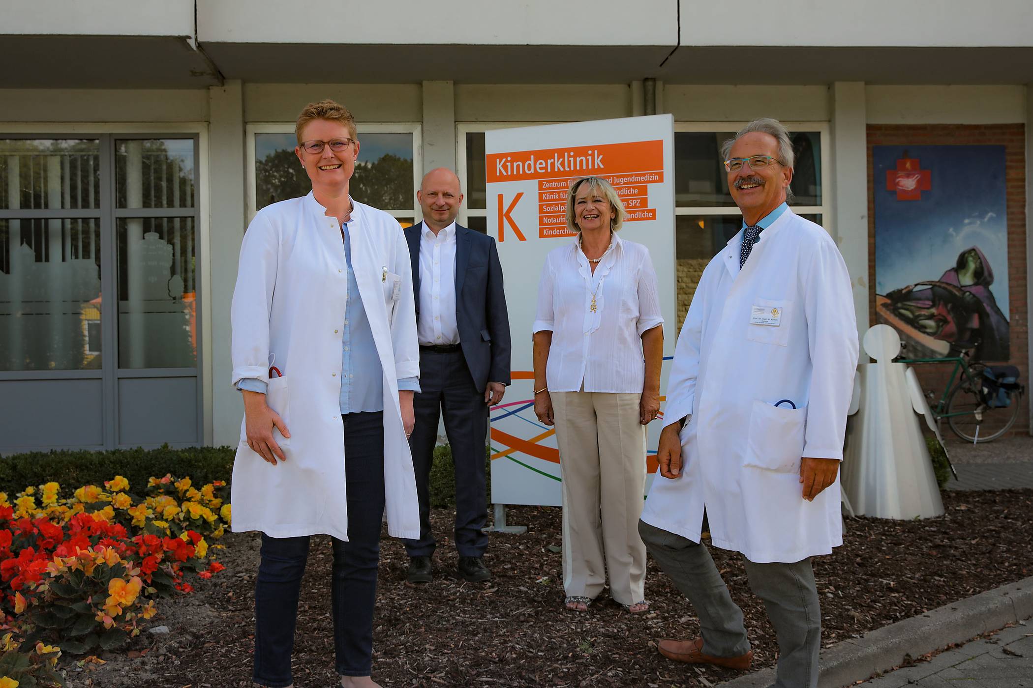 Nach 23 Jahren an der Spitze des Zentrums für Kinder und Jugendliche der Städtischen Kliniken konzentriert sich Prof. Dr. Wolfgang Kölfen (r.) künftig vornehmlich auf die Berufspolitik. Seine Nachfolgerin am Eli ist Dr. Sabine Keiser (l.). Geschäftsführer Thorsten Celary und die Vorsitzende des Aufsichtsrats, Monika Berten, sind voll überzeugt von der neuen Chefärztin.