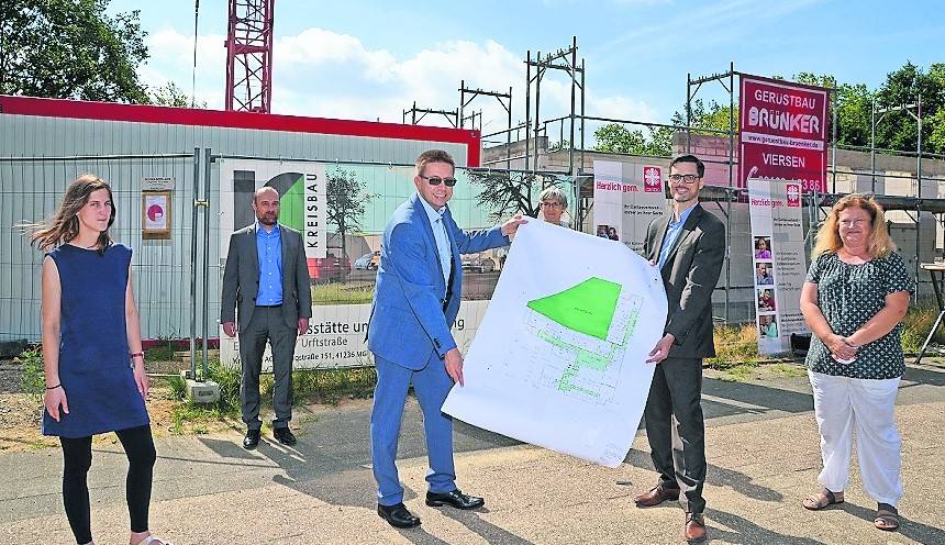 Vorfreude aufs neue Zentrum bei (v.l.): Sabrina Baumann (Frühförderung), Christian Heinen (Kreisbau), Frank Polixa und Hildegard van de Braak (beide Caritasverband), Frank Meier (Kreisbau) und Petra Weuthen-Hinz (Caritas-Kindergarten Am Kuhbaum).
