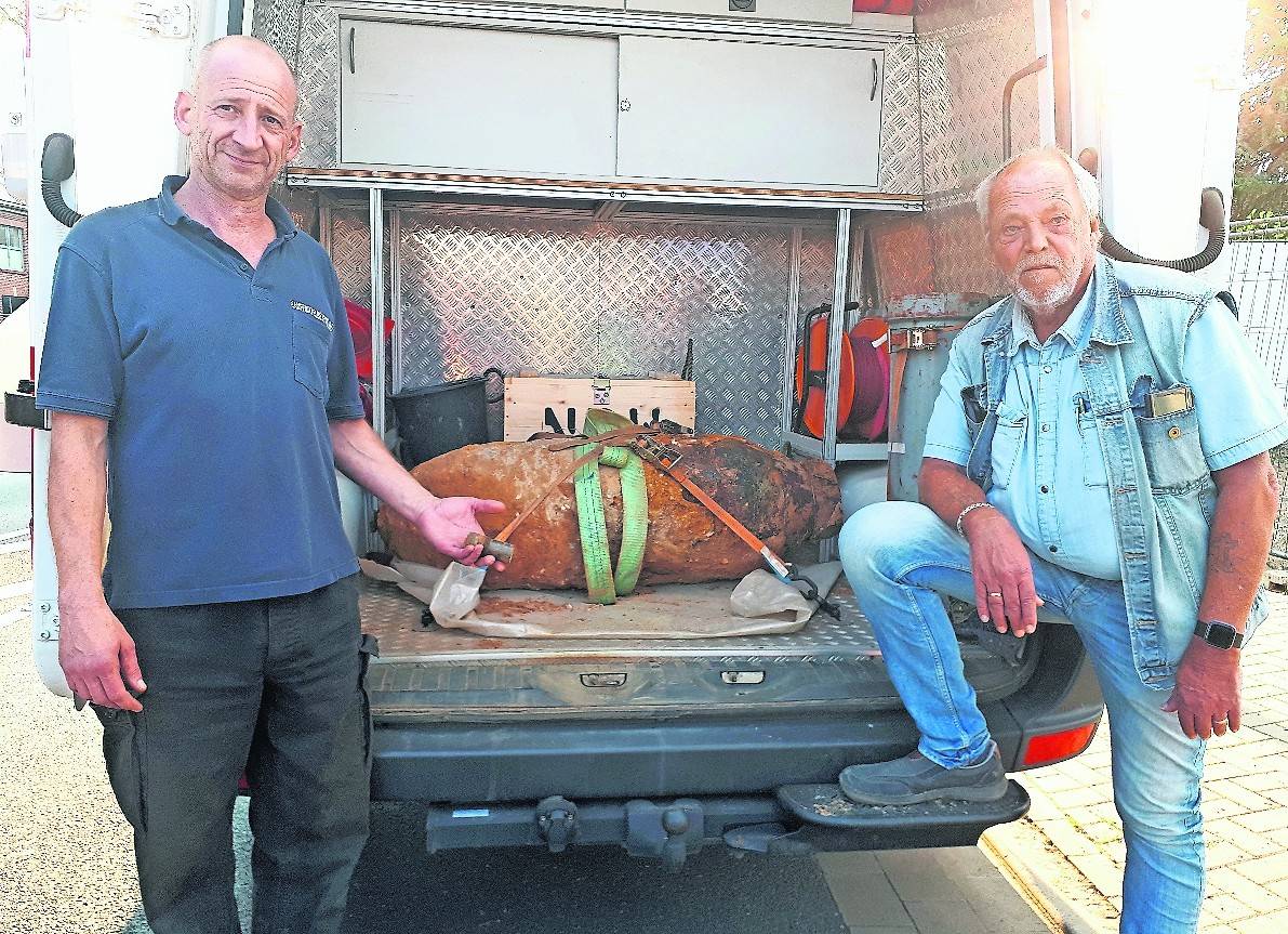 Erleichtert nach halbstündiger erfolgreicher Arbeit: Thomas Kiefer (l.) und Jost Leisten vom Kampfmittelräumdienst.