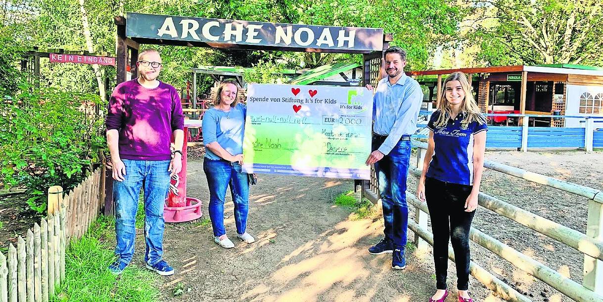 Die Junge Union sammelt für die Arche Noah (v.l.): Fabian Hasebrink (JU), Michaela Danker (Arche Noah), Bürgermeisterkandidat Christian Bommers (CDU) und Sarah Kohtes (JU).
