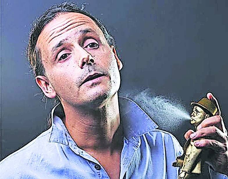 Der Kabarettist Philipp Weber versprüht seinen Duft im Forum Wasserturm. Karten können Sie jetzt noch erwerben.