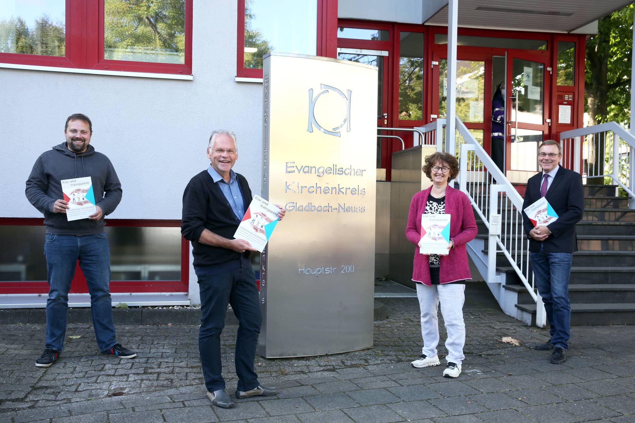 Gemeinsam gegen sexualisierte Gewalt (v.l.): Rene Bamberg (Jugendleiter Kirchengemeinde Jüchen), Detlef Bonsack (Jugendreferent Kirchenkreis Gladbach-Neuss), Angelika Erben-Neumann (Jugendleiterin Friedenskirchengemeinde MG) und Superintendent Dietrich Denker.