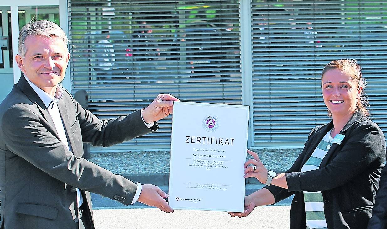 Sabine Bröckskes-Wetten, Geschäftsführerin von SAB Bröckskes, nimmt das Ausbildungszertifikat von Markus Daub (Geschäftsführer operativ Agentur für Arbeit Krefeld/Kreis Viersen) entgegen.