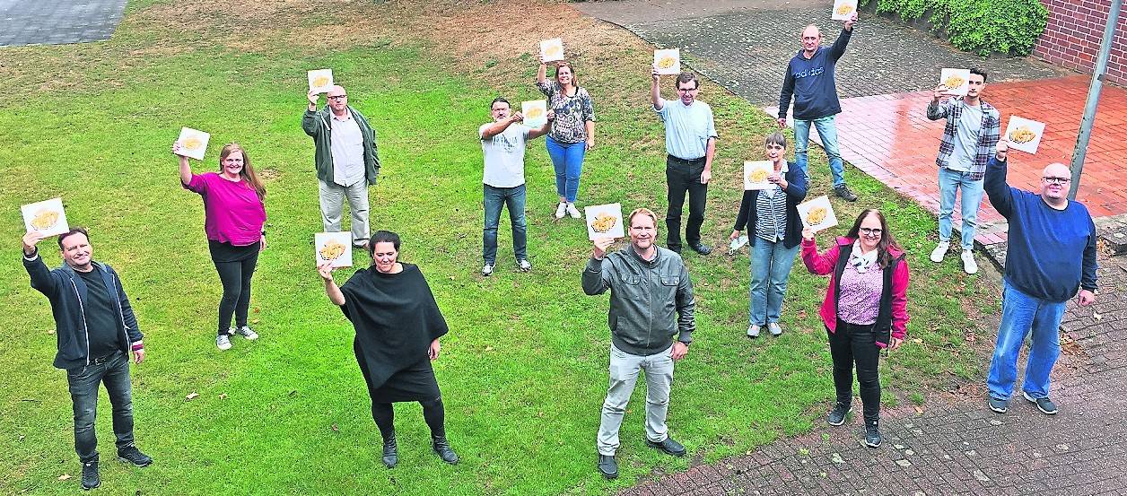 Die Einrichtungsleiter präsentierten das neue Kochbuch „megaTASTY“.