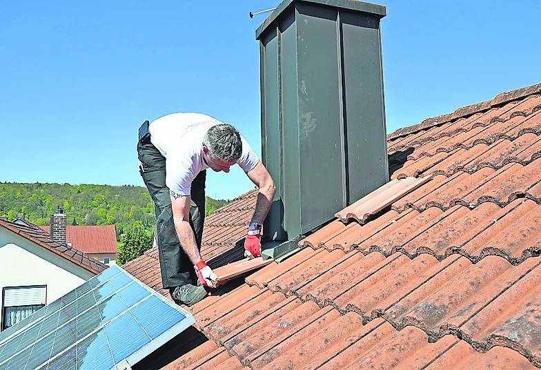Arbeiten am Dach sollte man keinesfalls an der Haustüre beauftragen.