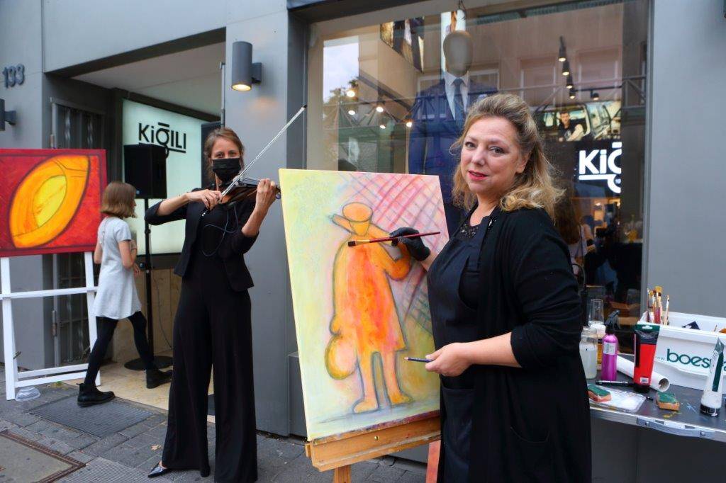 Viele Künstler waren gestern anwesend und standen auch für Gespräche zur Verfügung. Foto: Samla