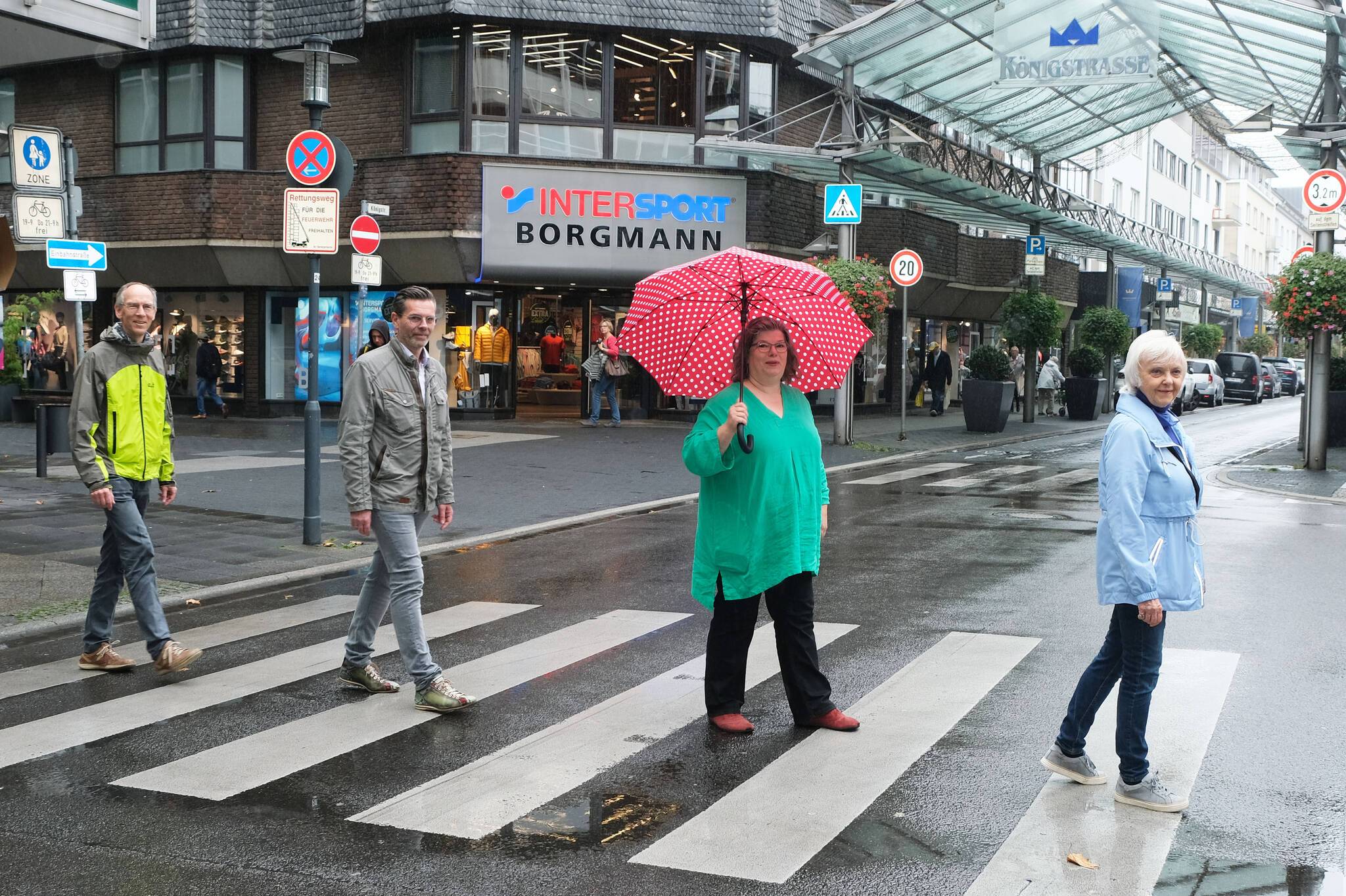  Die Organisatoren in Krefeld auf der Königstraße: (v.l.) Andreas Domanski, Norbert Hudde, Martina Foltys-Banning und Karin Mast. Foto: Strücken  
