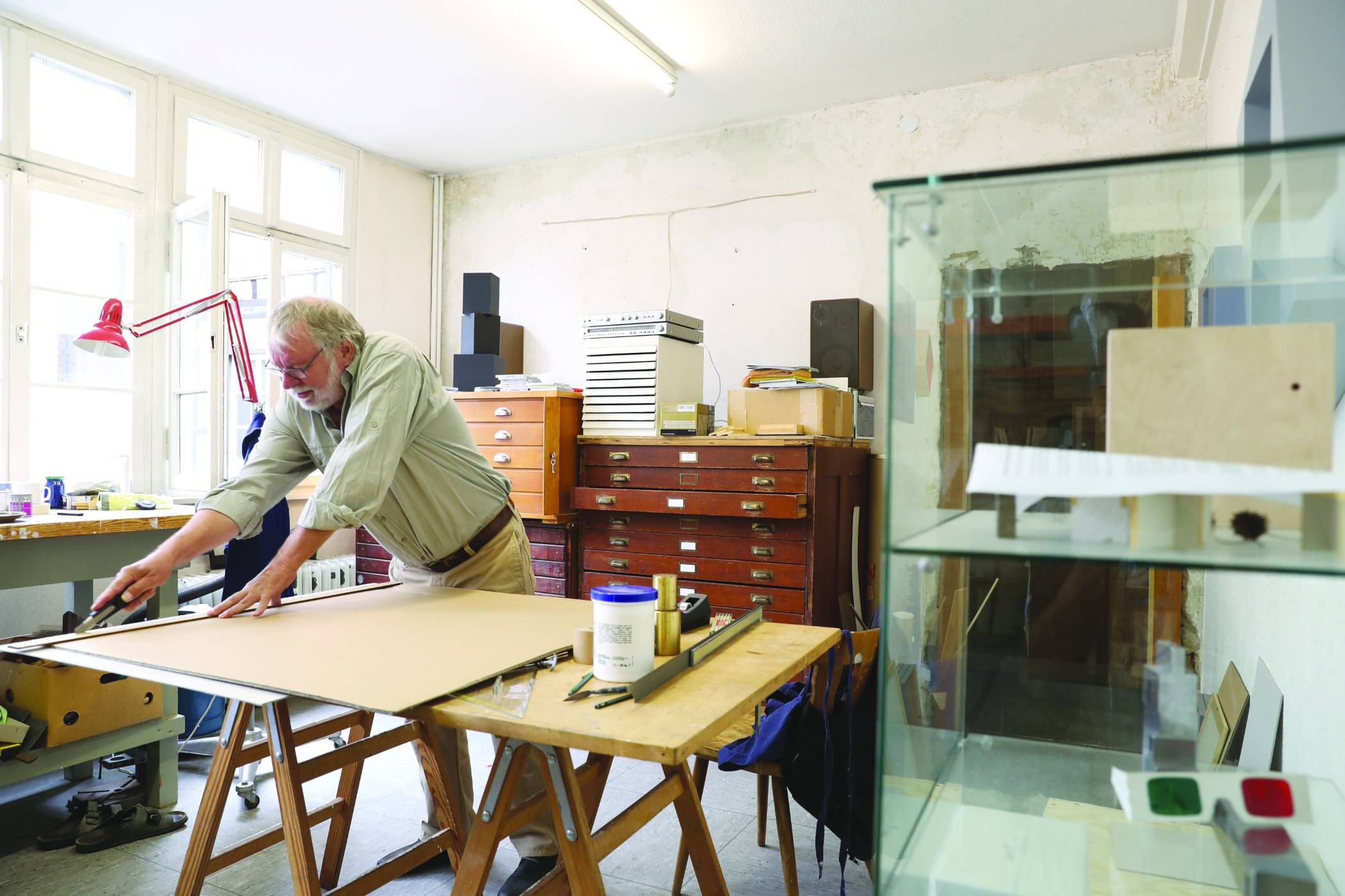  Künstler Wolfgang Hahn bei der Arbeit in seinem Atelier. 