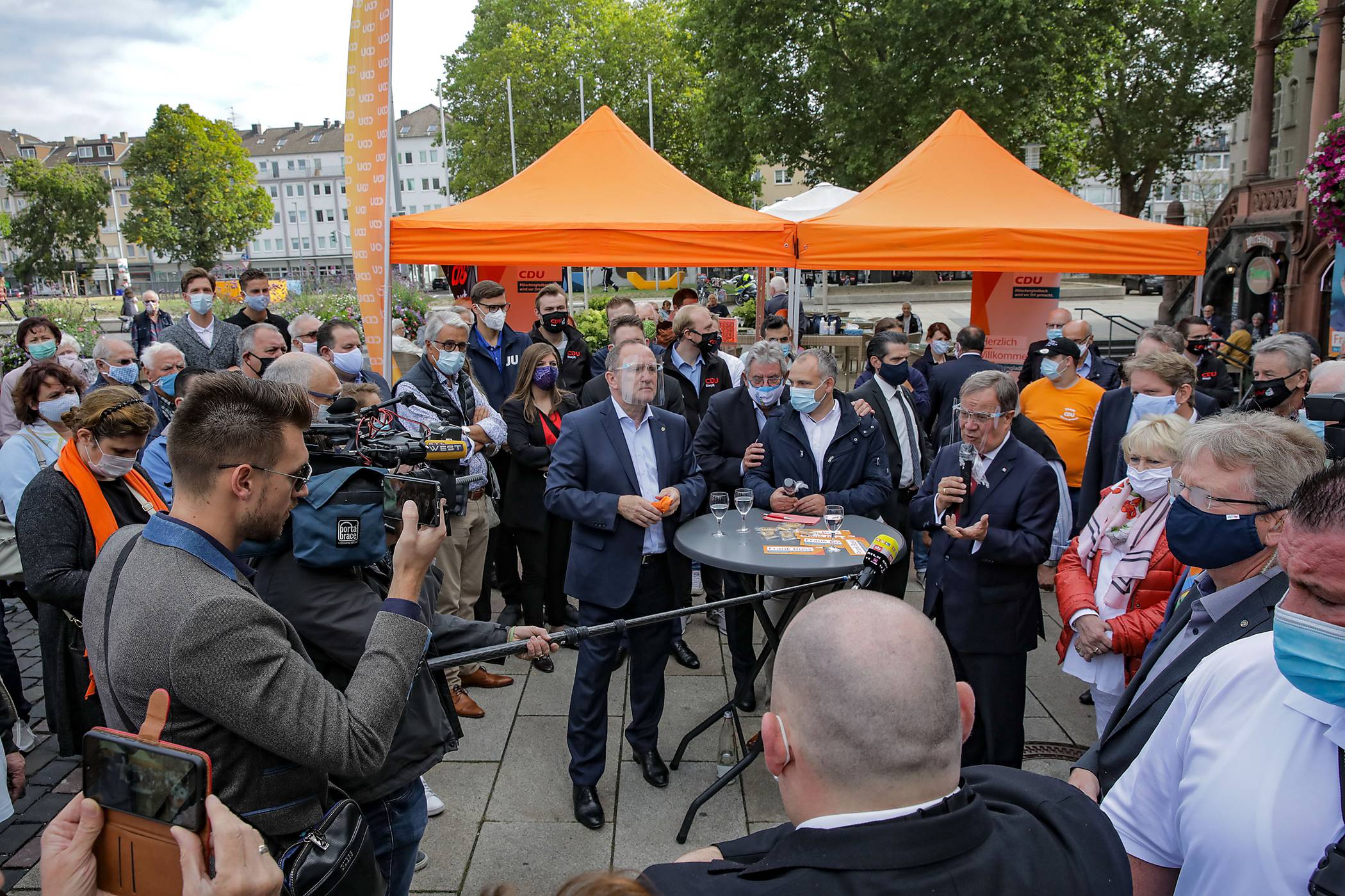  NRW-Ministerpräsident Armin Laschet und Frank Boss, OB-Kandidat der CDU, haben heute Vormittag auf dem Rheydter Marktplatz mit Mönchengladbacher Bürgern gesprochen.  