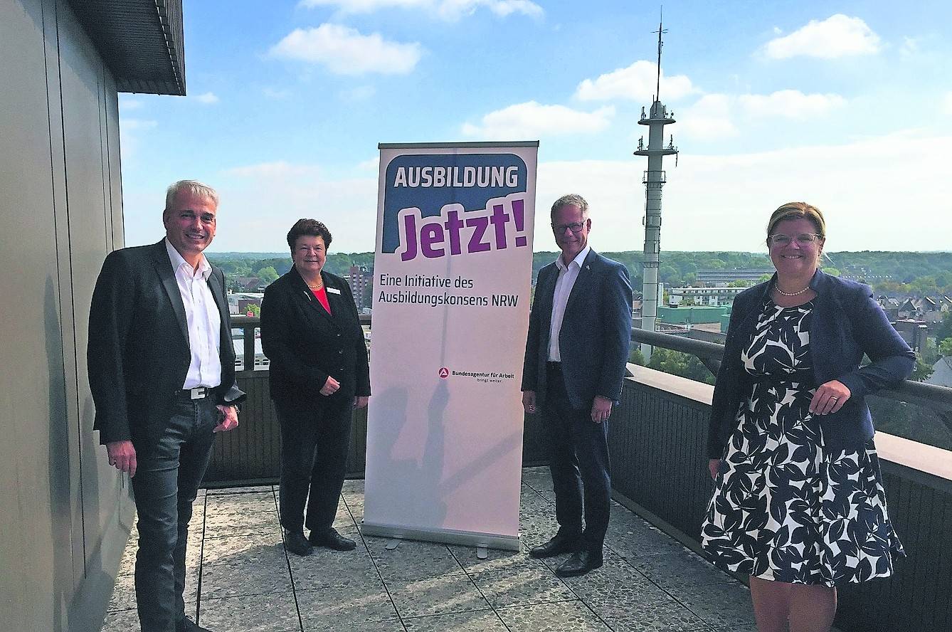 Haben das Ausbildungsjahr 2020 noch nicht abgehakt (v.l.): Stefan Bresser (Kreishandwerkerschaft Mönchengladbach), Angela Schoofs (Agentur für Arbeit Mönchengladbach), Jürgen Steinmetz und Daniela Perner (beide IHK Mittlerer Niederrhein).