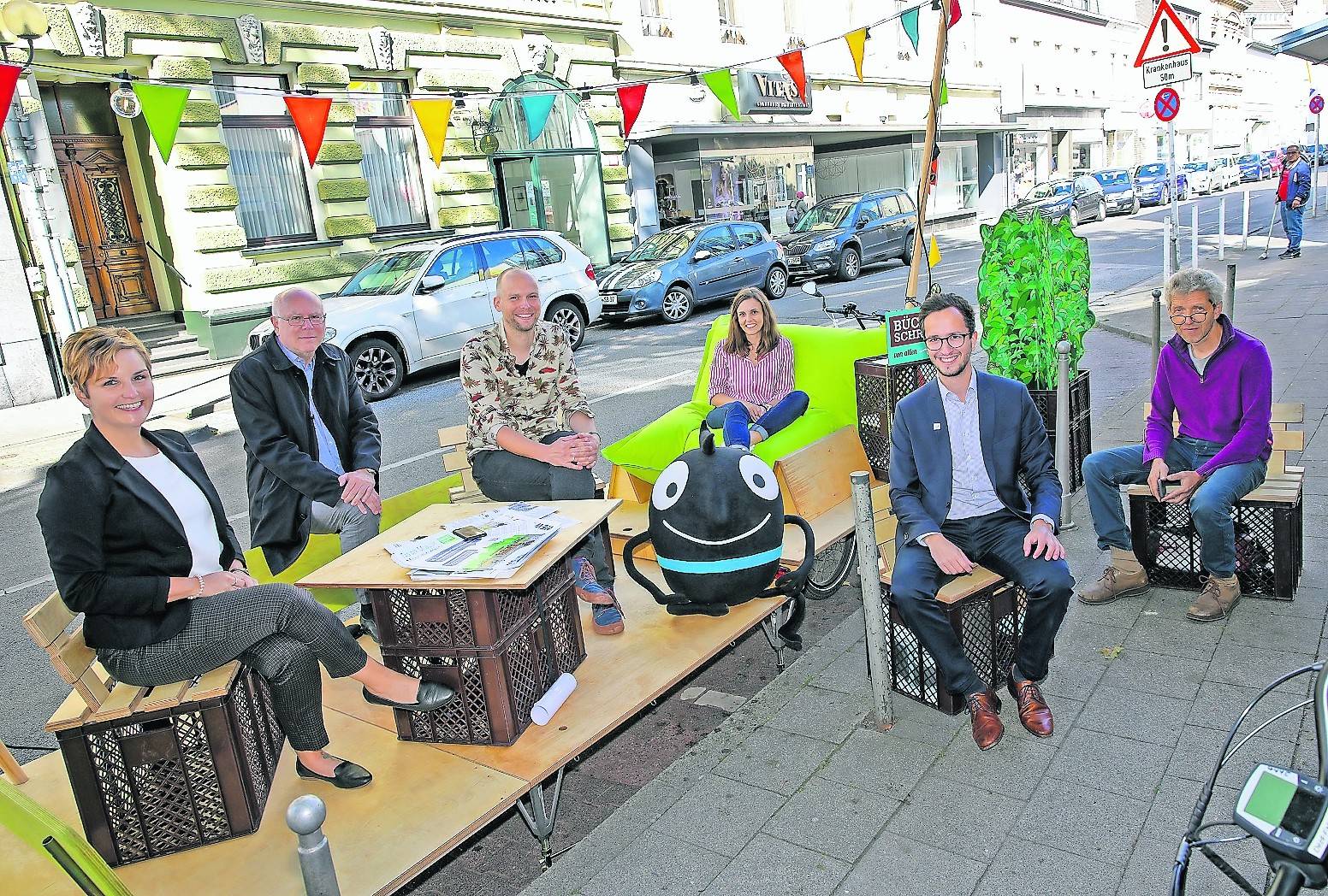 Das Raum wunder verwandelt jeden Parkplatz in Handumdrehen in eine kleine Wohlfühloase. Platz nahmen hier bei der Vorstellung des Programms der Europäischen Mobilitätswoche Caprice Mathar, Hermann Josef Pilgram, Norbert Krause, Marielle Lauschke, Jan Stübner, und Wolfgang Brüggen.