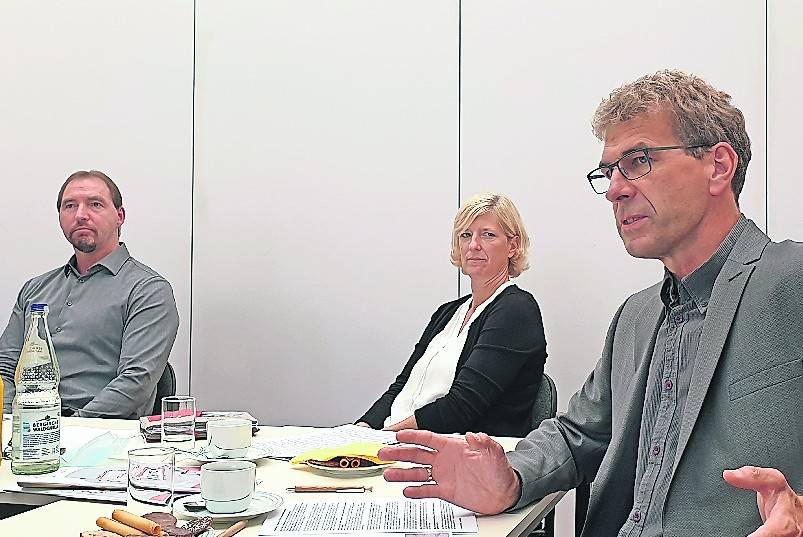 Im Coronajahr hat das Leitungsteam des Volksvereins viele Schwierigkeiten zu meistern. V.l. Vetriebsleiter Peter Settele, Stefanie Neumann, Leiterin des Sozialdienstes und Geschäftsführer Matthias Merbecks.