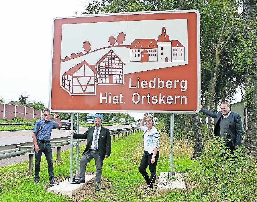 Präsentierten die neuen Hinweisschilde (v.l.): Michael Benkel (Vorsitzender Heimatverein Liedberg e.V.), Bürgermeister Marc Venten, Sabine Vennen und Ralf Frommen (beide Heimatverein Liedberg).