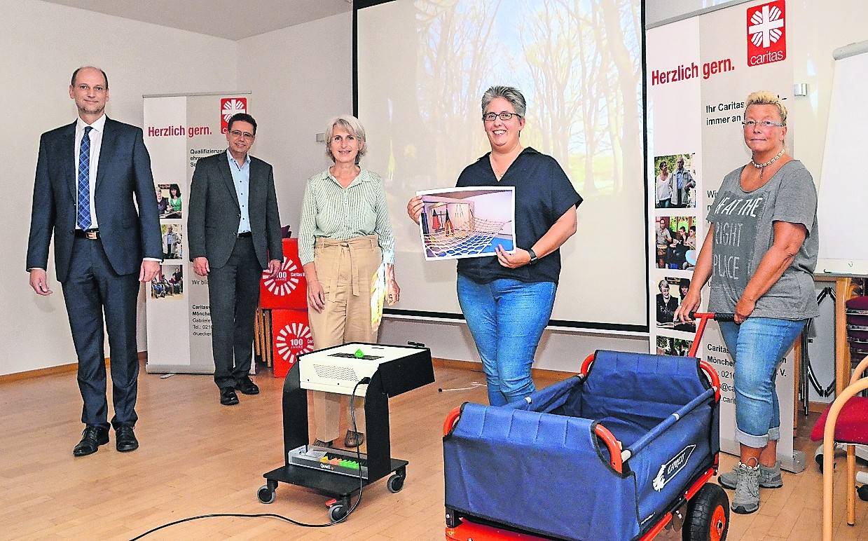 Die Zuwendung aus dem PS-Zweckertrag kommt Menschen von 0 bis 100 Jahren zugute. Auf dem Foto von links: Oliver Bähren (Stadtsparkasse), Caritas-Geschäftsführer Frank Polixa, Eveline Hensen (Caritaszentrum Rheydt), Katja Hauke (Frühförderung) und Dorothea Remmert (Caritas-Kindergarten).