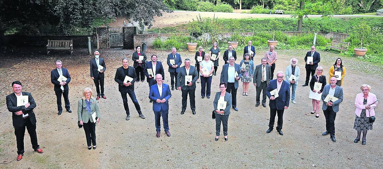 OB Hans Wilhelm Reiners hat das vom Rat verliehene Goldene Schöffensiegel an 32 langjährige Mitglieder von kommunalpolitischen Gremien überreicht.