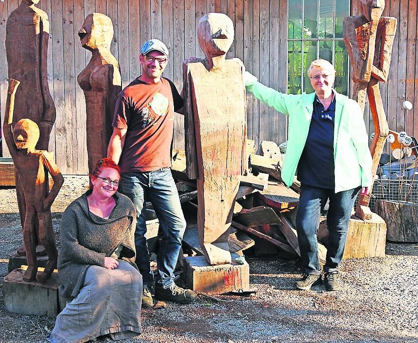  Svenja Neuendorf, Roland Giersch und Angelika Kraft (v.l.) mit den Figuren, die aus dem Holz der abgerissenen Lanker Brücke entstanden sind. 