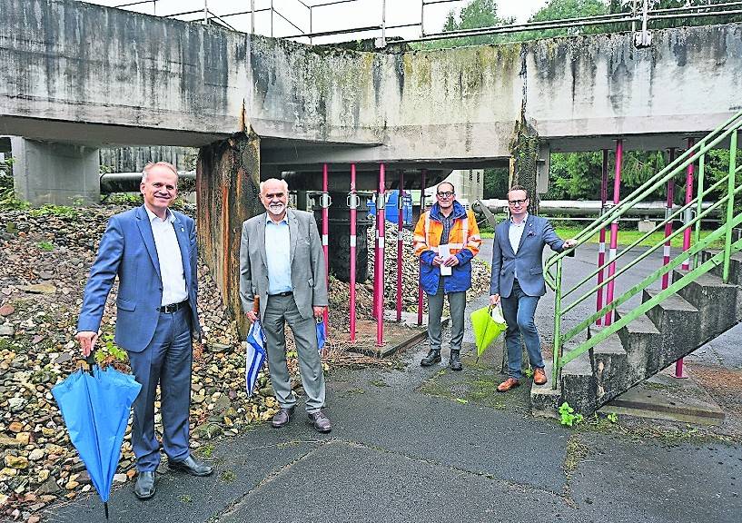 Bei einem Rundgang über die sanierungsbedürftige Kläranlage Nette schauten sich Bürgermeister Christian Wagner, Erster Beigeordneter Dr. Michael Rauterkus mit Prof. Dietmar Schitthelm (Niersverbandsvorstand) und Dr. Ulrich Otto (Abteilungsleiter Abwasser) auch das Zulaufgerinne zur biologischen Reinigung an. <![CDATA[]]>
