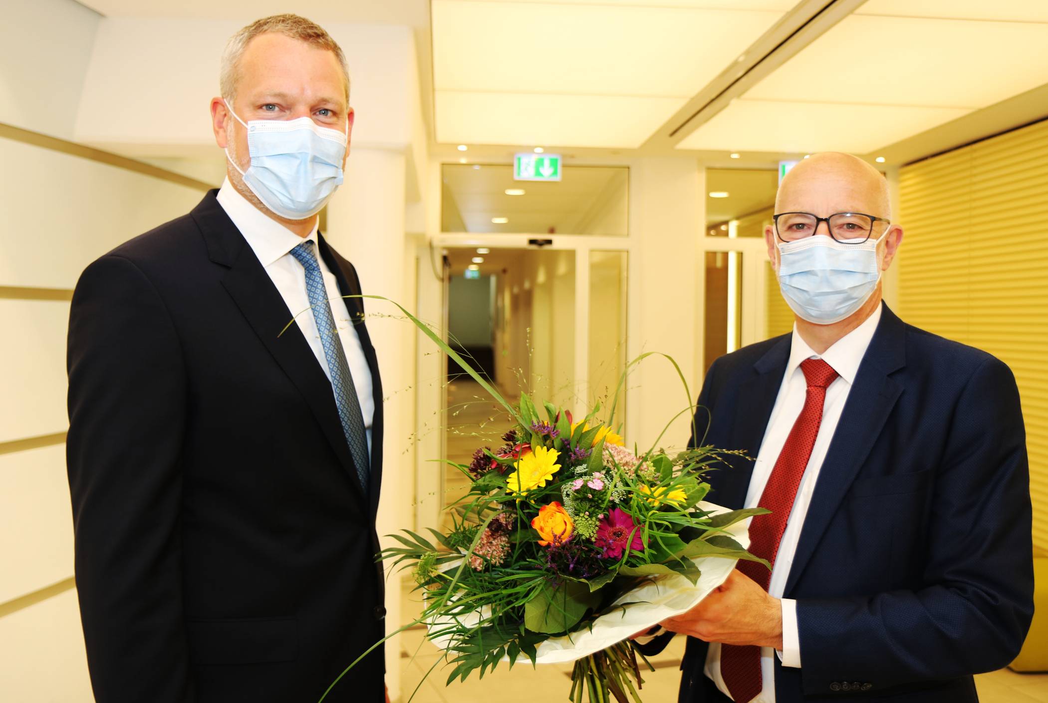  Kreiswahlleiter Kreisdirektor Ingo Schabrich (r.) gratuliert Landrat Dr. Andreas Coenen zur Wiederwahl. 