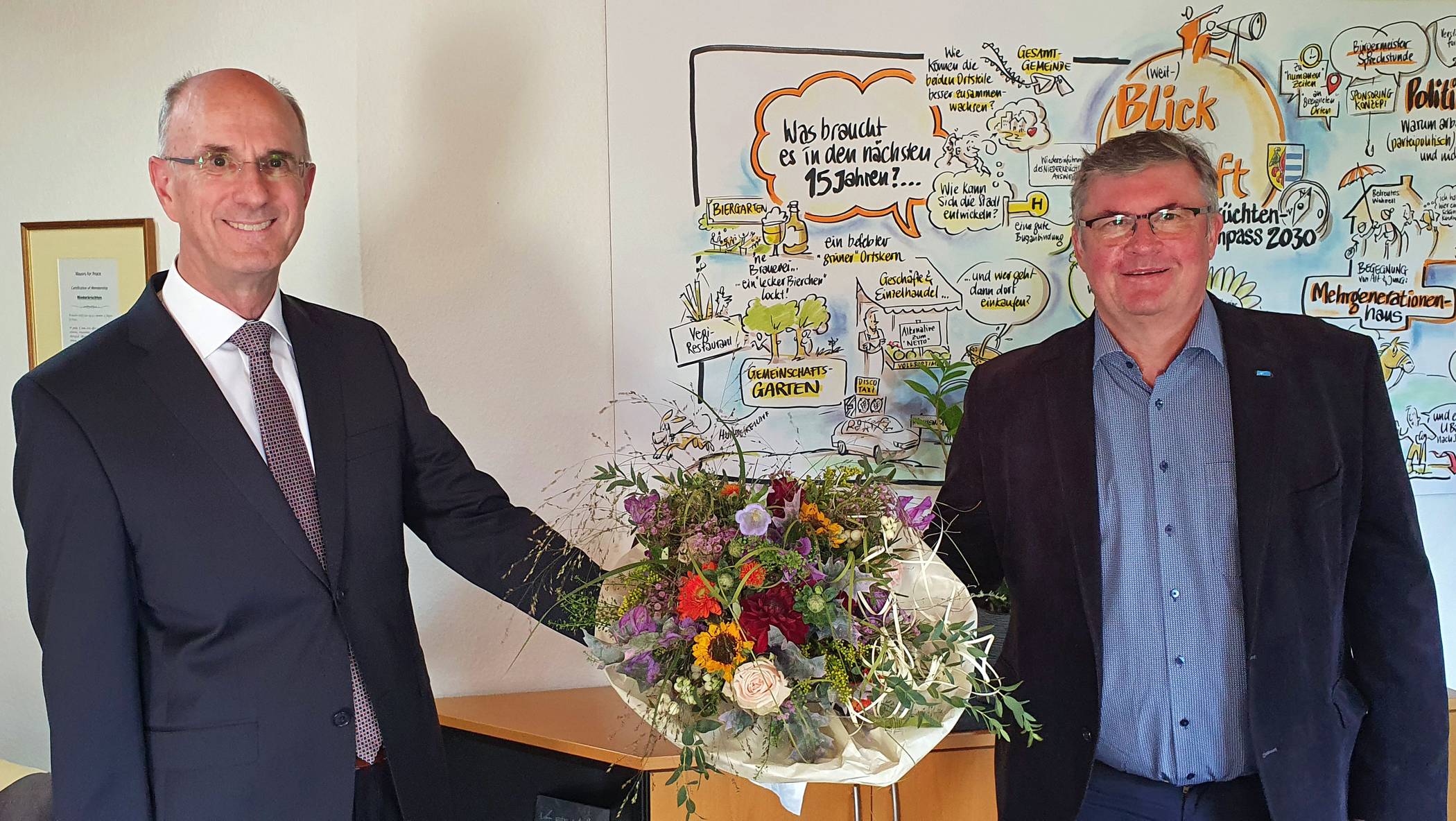  Wahlleiter Hermann-Josef Schippers gratuliert Bürgermeister Karl-Heinz Wassong. 