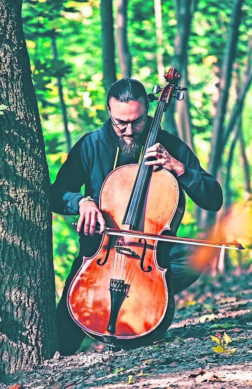  Das Cello ist David Koebeles große Liebe und der rote Faden, der sich durch sein Debutalbum „Memories“ zieht, das Mitte Oktober erscheint. 