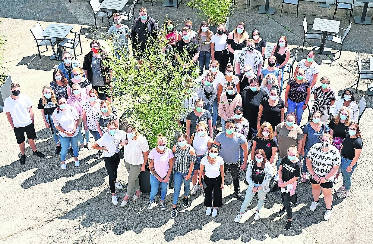 52 junge Menschen starten an der Akademie für Gesundheits- und Pflegeberufe Viersen mit dem ersten Ausbildungsgang nach der Ausbildungs-Neuordnung zur Pflegefachfrau und -mann.