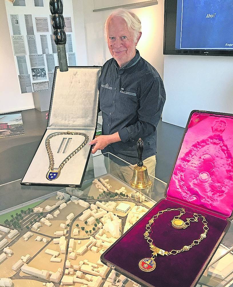 Dr. Albert Pauly vom Verein für Heimatpflege präsentiert die zwei Amtsketten über einem Stadt-Modell. <![CDATA[]]>