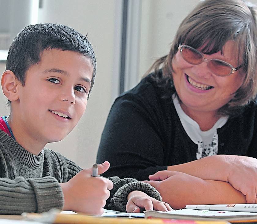 „Sei gut, Mensch!“ – Es gibt viele Möglichkeiten, sich für andere Menschen und die Gesellschaft zu engagieren, etwa bei der Hausaufgabenbetreuung.