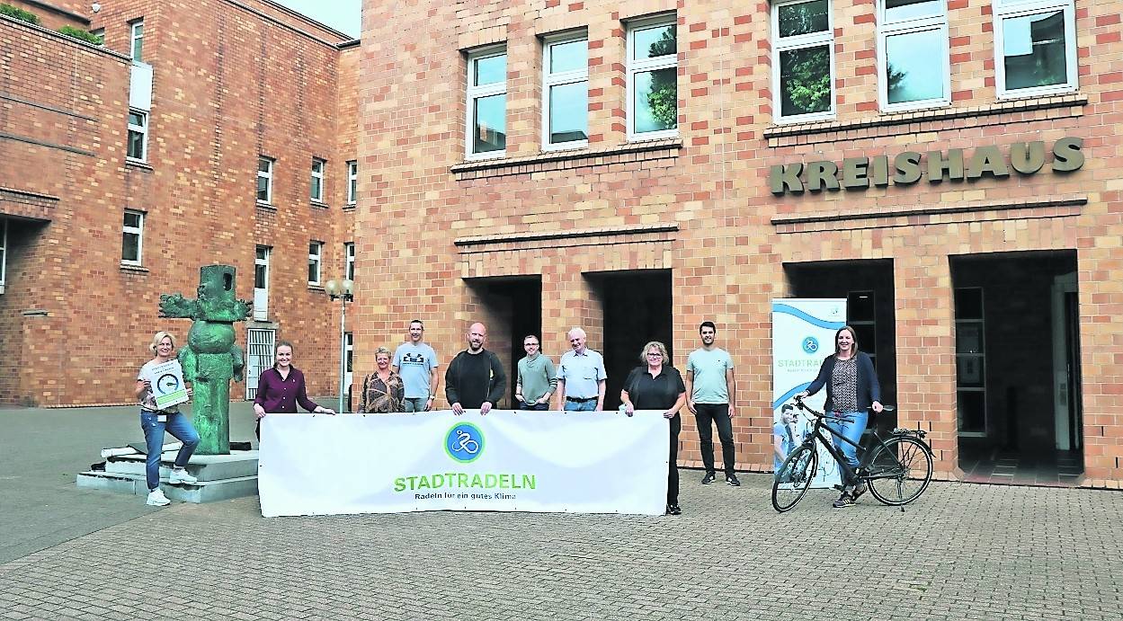 Die Koordinatoren des Stadtradelns 2020 (v.l.): Susanne Laurenz (Stadt Viersen), Verena Lohr (Gemeinde Niederkrüchten), Renate Kirsch (Gemeinde Brüggen), Markus Hergett (Stadt Tönisvorst), Marcel Gellißen (Stadt Willich), Jens Ernesti (Gemeinde Grefrath), Heinz Puster (Stadt Kempen), Alexandra Vahlhaus (Gemeinde Schwalmtal), Musa Sahin (Stadt Nettetal) und Catherina Scholer (Kreis Viersen).
