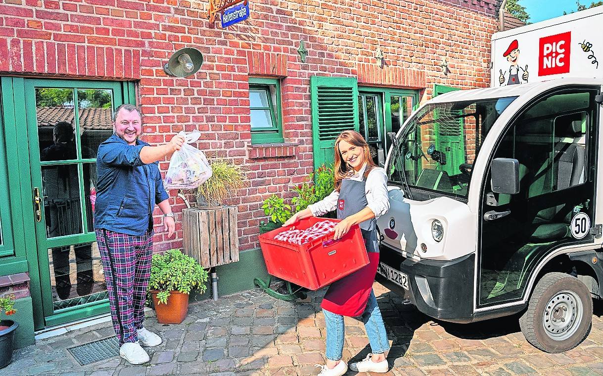  Start der Picnic-Spendenaktion mit Sebastian Lege (TV-Koch und Foodexperte) und Alina Hügel (Picnic-Runnerin). 