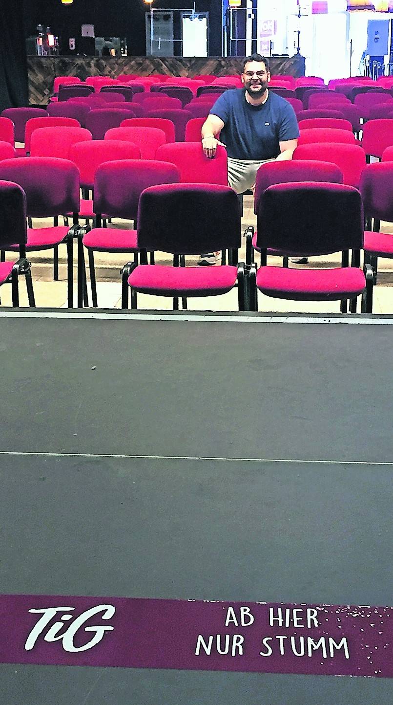 Die Sicherheitsabstände im TiG sind markiert, auch der zwischen Künstler und Zuschauer. „Und wenn gesungen wird, muss der Abstand noch größer sein“, erklärt Sinan Heesen.