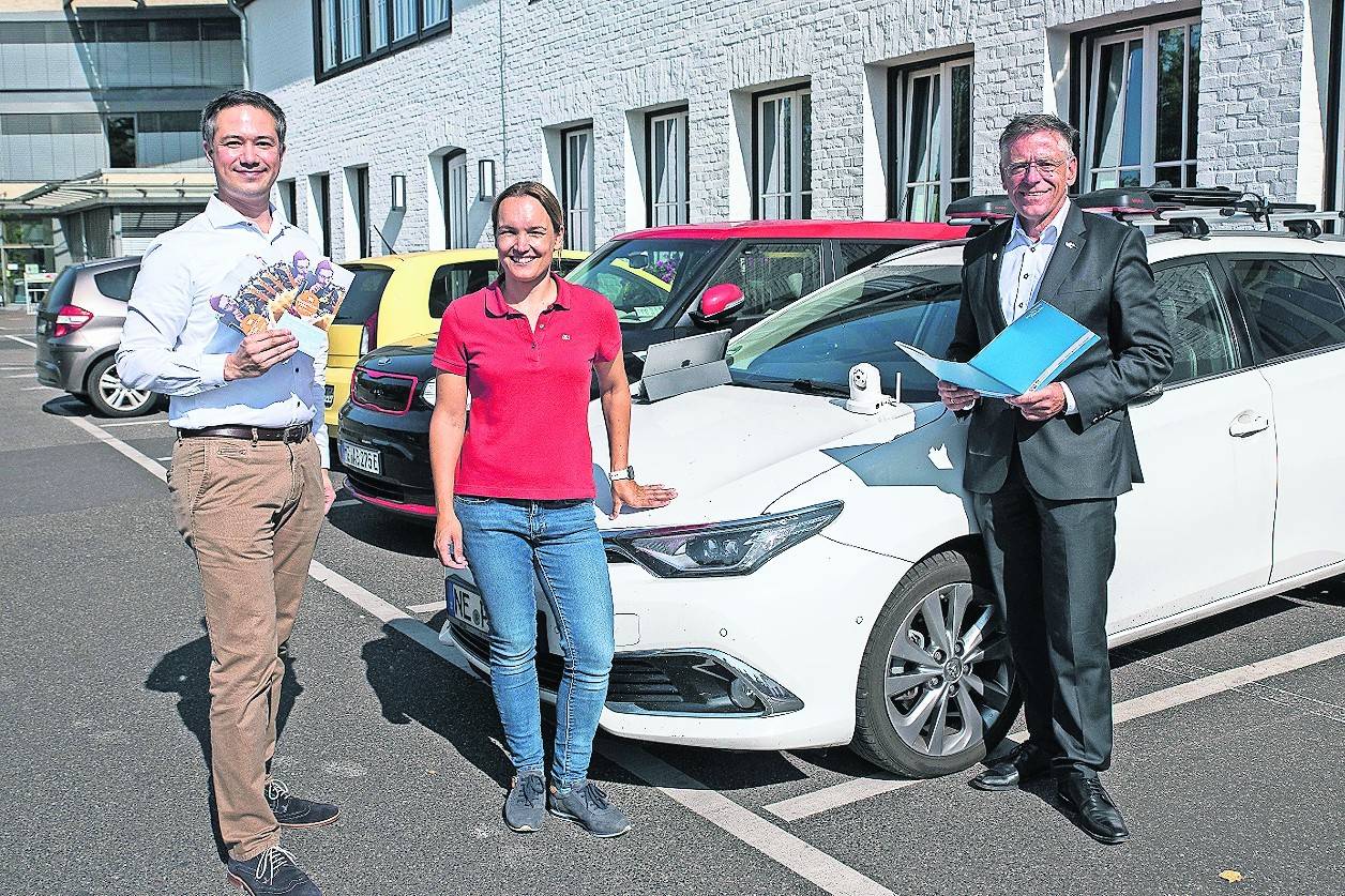  Dr. Simon Bunjamin und Elisabeth Schloten erhielten den Zuwendungsbescheid in Höhe von 5 000 Euro von Landrat Hans-Jürgen Petrauschke(r.). 