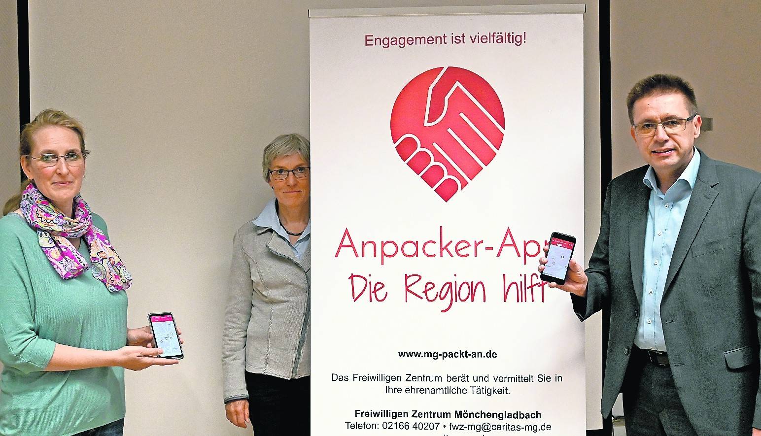 Im digitalen Zeitalter ist der Catitasverband per App auf Ehrenamtlersuche: Regina Roick, Leiterin des Freiwilligen Zentrums, Hildegard van de Braak, Leiterin des Bereichs Soziales und Familie, Geschäftsführer Frank Polixa (v.l.).