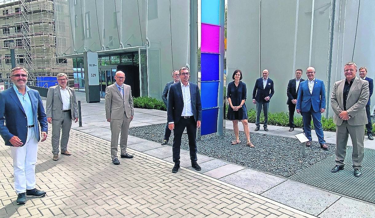  Partner für die textile Modellfabrik 7.0. (vl.n.r.): Prof. Dr. Thomas Gries (RWTH Aachen), Dr. Ulrich Schückhaus (WFMG), Dr. Thomas Grünewald (HSNR), Manfred Nettekoven (RWTH), David Bongartz (WFMG), Prof. Dr. Maike Rabe (HSNR), Rolf Königs (Verband der Rheinischen Textil- und Bekleidungsindustrie), Dr. Walter Erasmy (Verband der Nordwestdeutschen Textil- und Bekleidungsindustrie), OB Hans Wilhelm Reiners , Detlef Braun (Textilakademie) und Prof. Dr. Wolfgang Kleinebrink (Verband der Rheinischen Textil- und Bekleidungsindustrie). 