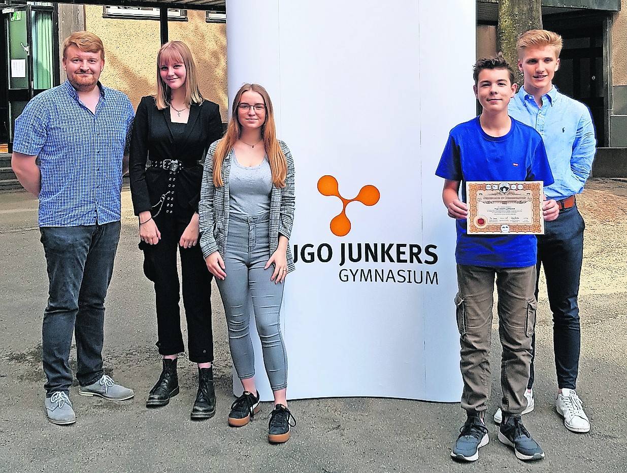 Geschichtslehrer Dominik Zuk ist stolz auf seine engagierten Schüler Nina Petrich, Dana Haberhauer, Lukas Laumen und Max Michel (v.l.).