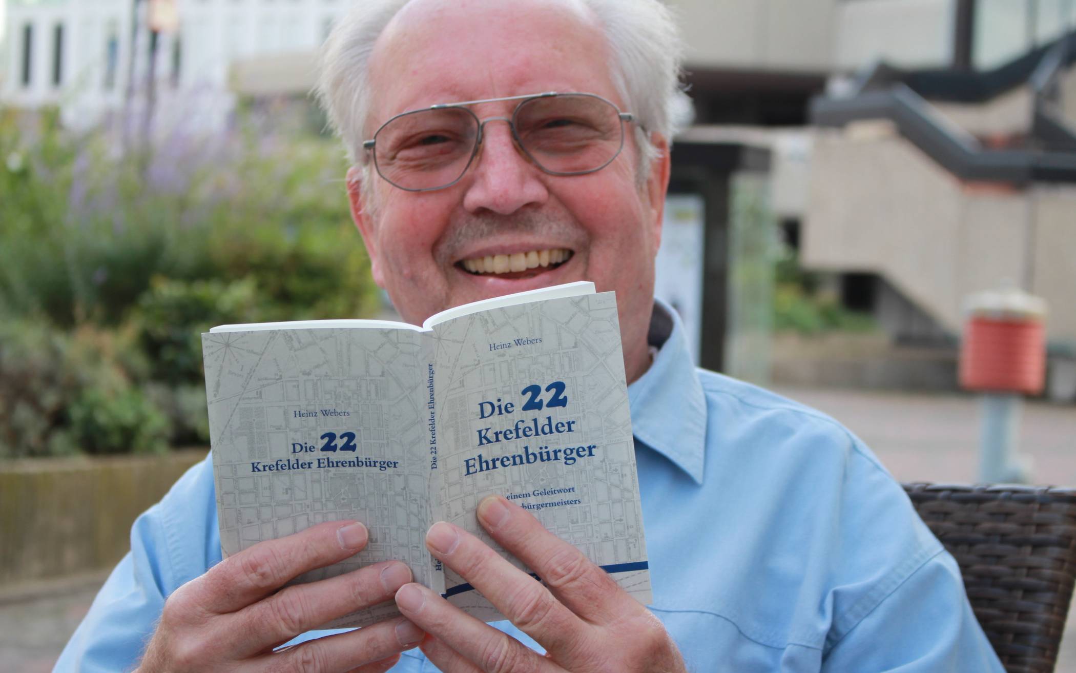  Kompakt: Heinz Webers hat 22 Ehrenbürger der Stadt Krefeld seit 1863 in einem Büchlein vereint und damit griffbereit vor Augen geführt. Darunter sind Stadtväter, Künstler, Ärzte, Priester und Widerstandskämpfer. Die Anlässe der Ehrungen spiegeln auch ein Stück Mentalitätsgeschichte der Stadt.  