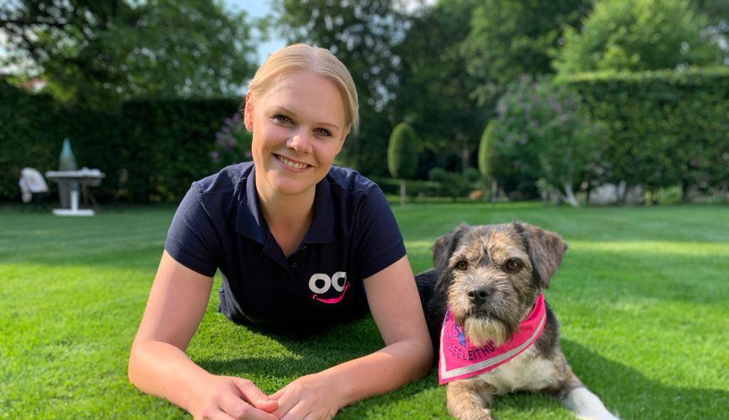  Judith Koch mit Therapiebegleithund Finja.Foto:Privat 