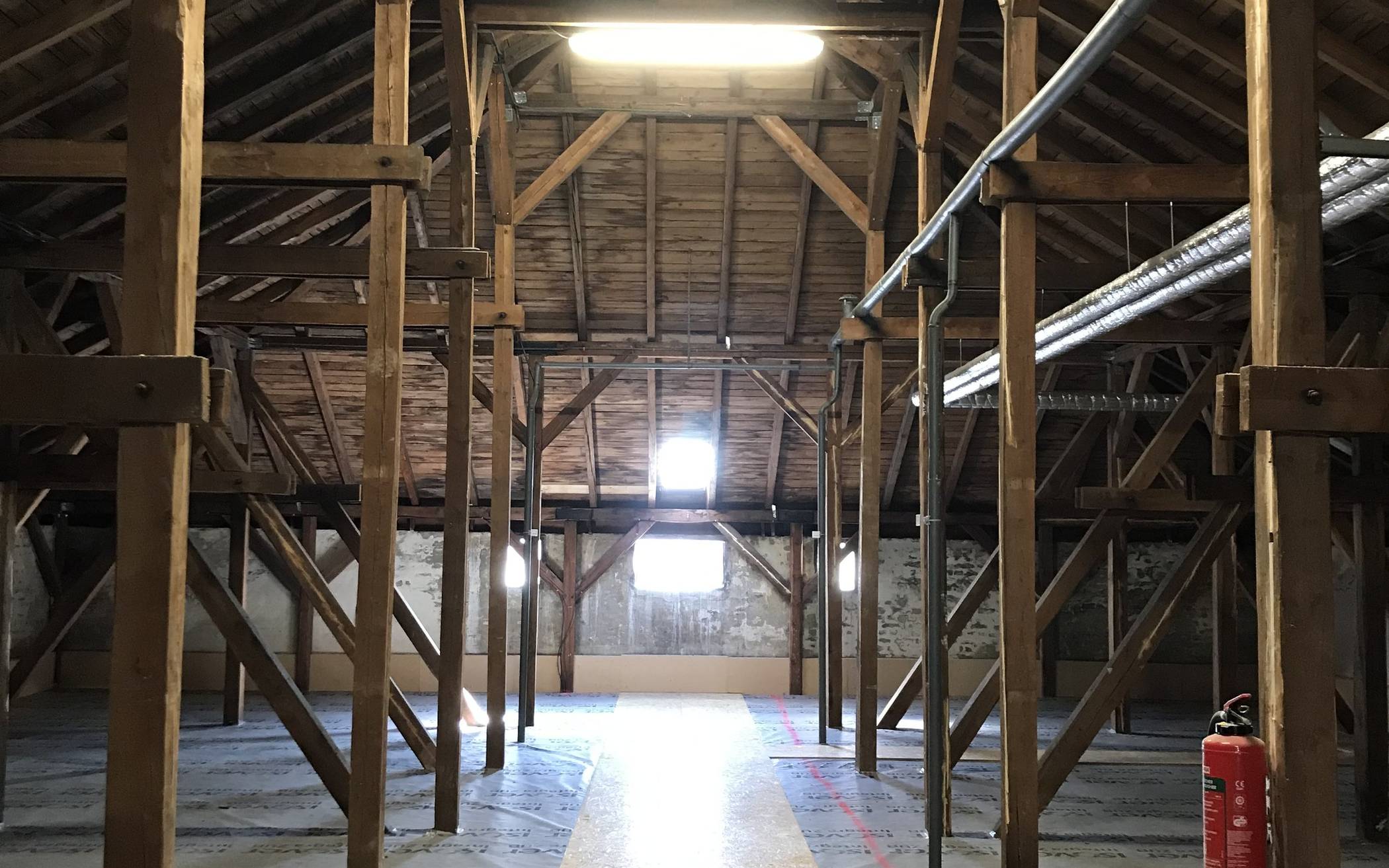  Das Foto offenbart einen Blick in den Dachstuhl des Rathauses.   