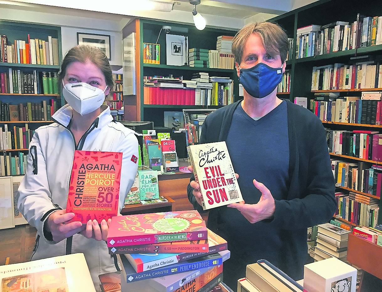  Gerade in Corona-Zeiten bietet es sich förmlich an, sich einfach mal einer spannenden Kriminalgeschichte zu widmen und dabei gleichzeitig noch etwas für seine Englischkenntnisse zu tun. Dr. Cassandra Spaan und Manfred Lebbing freuen sich schon auf die Besucher bei den Agatha Christie-Tagen im Antiquariat am St.Vith. 