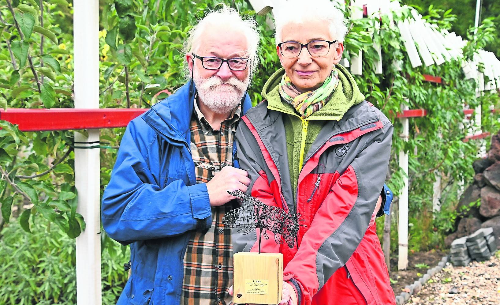 Erster Platz im Wettbewerb „Wir tun was für Bienen“ für Joachim Wals und Ulrike Will von der Kleingartenanlage Spielkaulenweg.