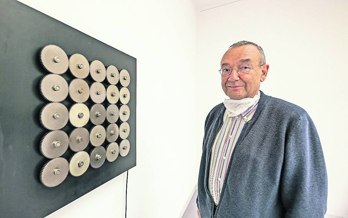 Jost Etzold, Sprecher der Familie, vor einem Werk von Hans Geipel „Objekt 69/370/126“ aus der Sammlung Etzold.