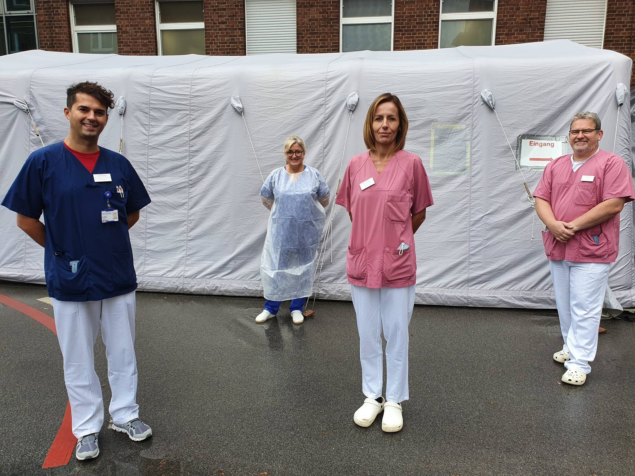 Dr. Sorin Fisteag, Klara Klippstein, Anna Kuchno und Georg Milkereit (v.l.) gehören zum Personal des KVNO-Testzentrums auf dem Gelände des Krankenhauses Bethanien. Ihr Appell: Bitte zeigen Sie Verständnis, wenn mal nicht alles so reibungslos abläuft.