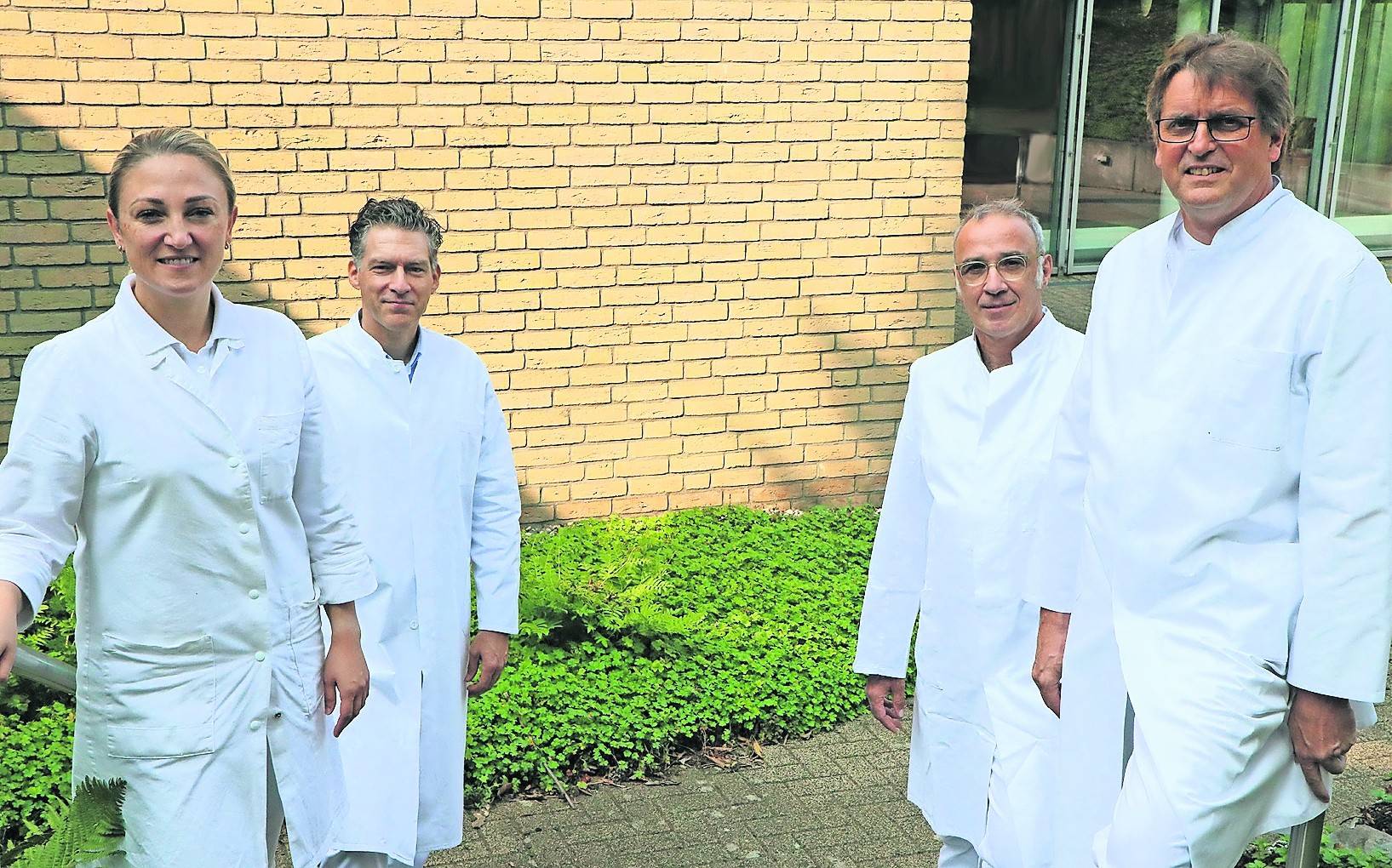 Das Team der Klinik für Orthopädie/Orthopädische Rheumatologie des St. Elisabeth-Hospitals Meerbusch-Lank erhält von Patienten, Krankenkassen und Medien immer wieder Bestnoten. (v.l.) Oberärztin Manuela Edling, Chefarzt Privat-Dozent Dr. Tim Claßen. Oberarzt Frank Lorenz und Oberarzt Michael Metz.