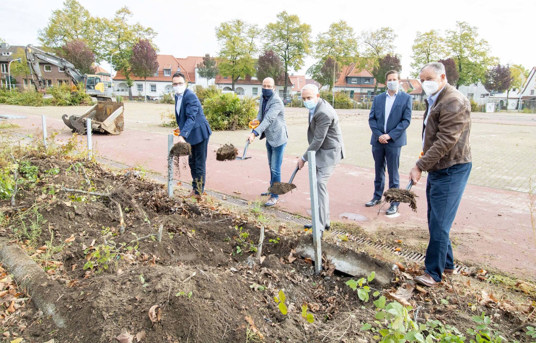 Bürgermeister Prof. Dr. Christoph Landscheidt, Peter Gumprich (REWE), Kosmas Thämmig (Schoofs-Gruppe), Thorsten Overländer (Schoofs-Gruppe) und Dieter Tenhaeff (Wirtschaftsförderer) beim ersten Spatenstich für den REWE Markt in der Altsiedlung.