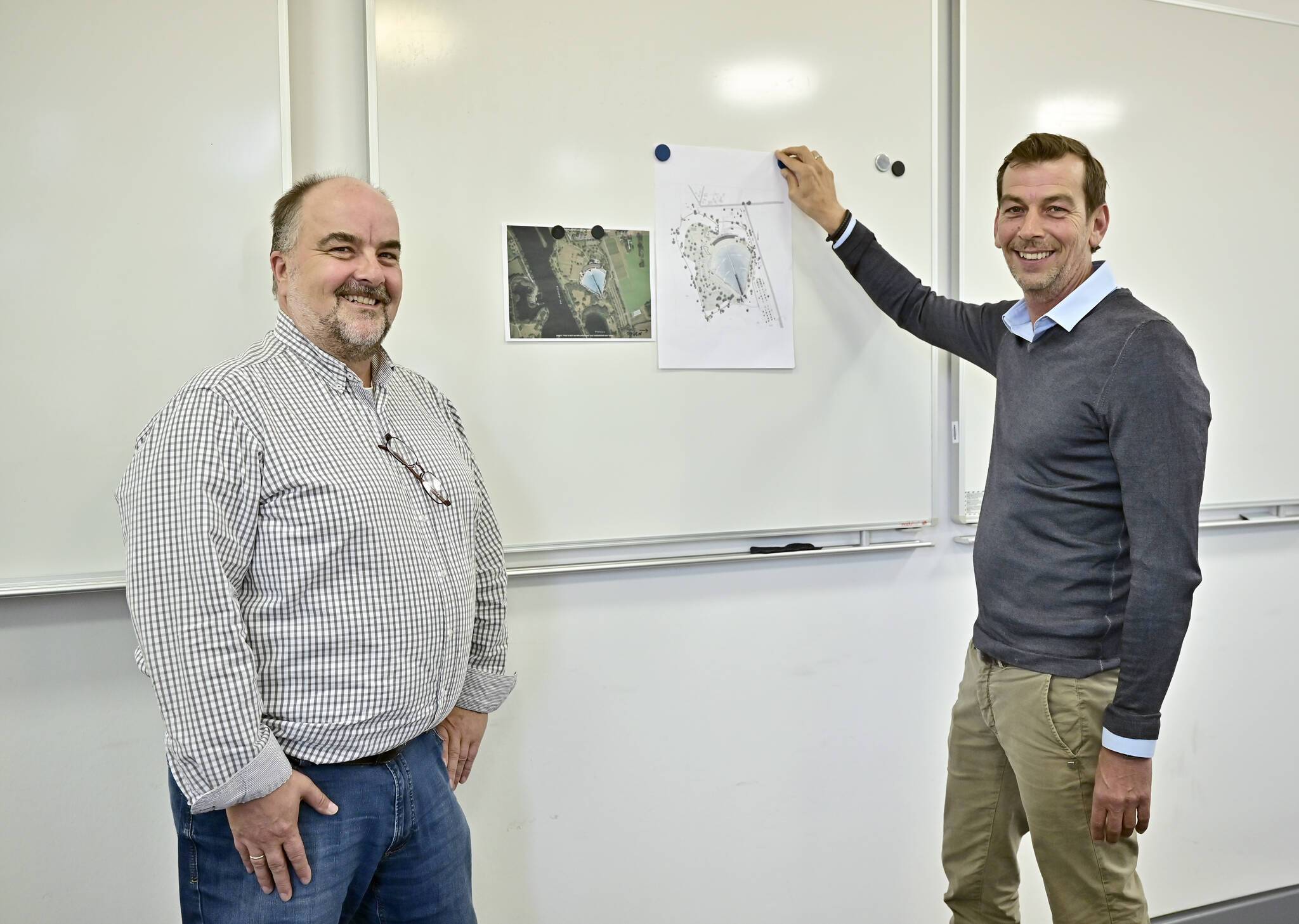 Der städtische Projektverantwortliche Ralf Panning und der Geschäftsführer von Elakari, Andreas Niedergesäss, erläutern die Planungen zum Surfpark Elfrather See. 