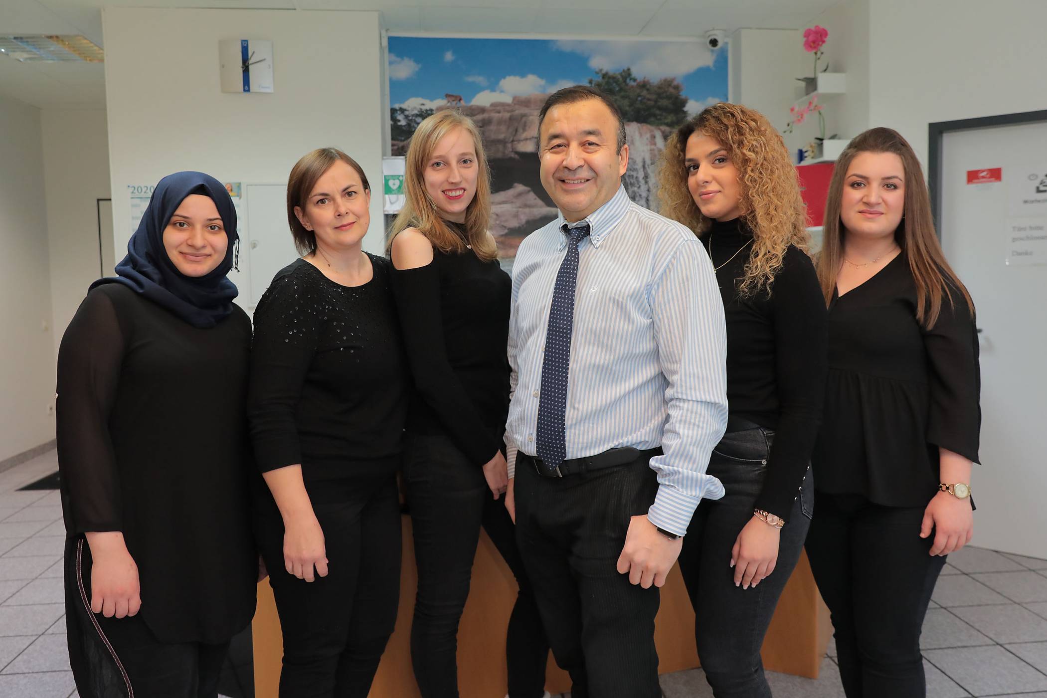  Kasim Fischer und sein Team helfen in vielen Sprachen weiter: Neben Deutsch wird auch türkisch, arabisch, englisch und russisch gesprochen. 