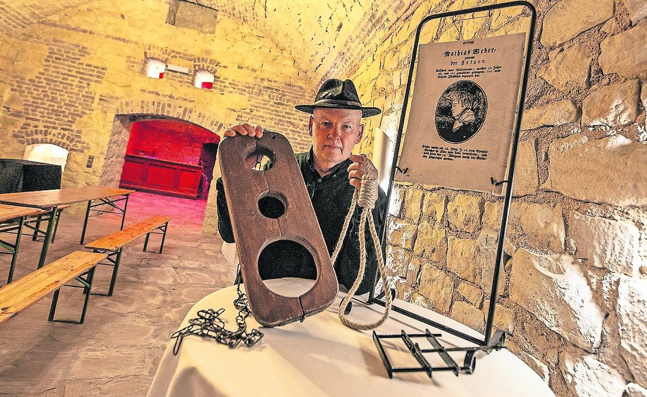  Im historischen Gewölbekeller des Liedberger Landgasthauses stellt Gerd Busch mittelalterliche Folterinstrumente wie etwa diese Halsgeige (auch Schandgeige genannt) vor. 